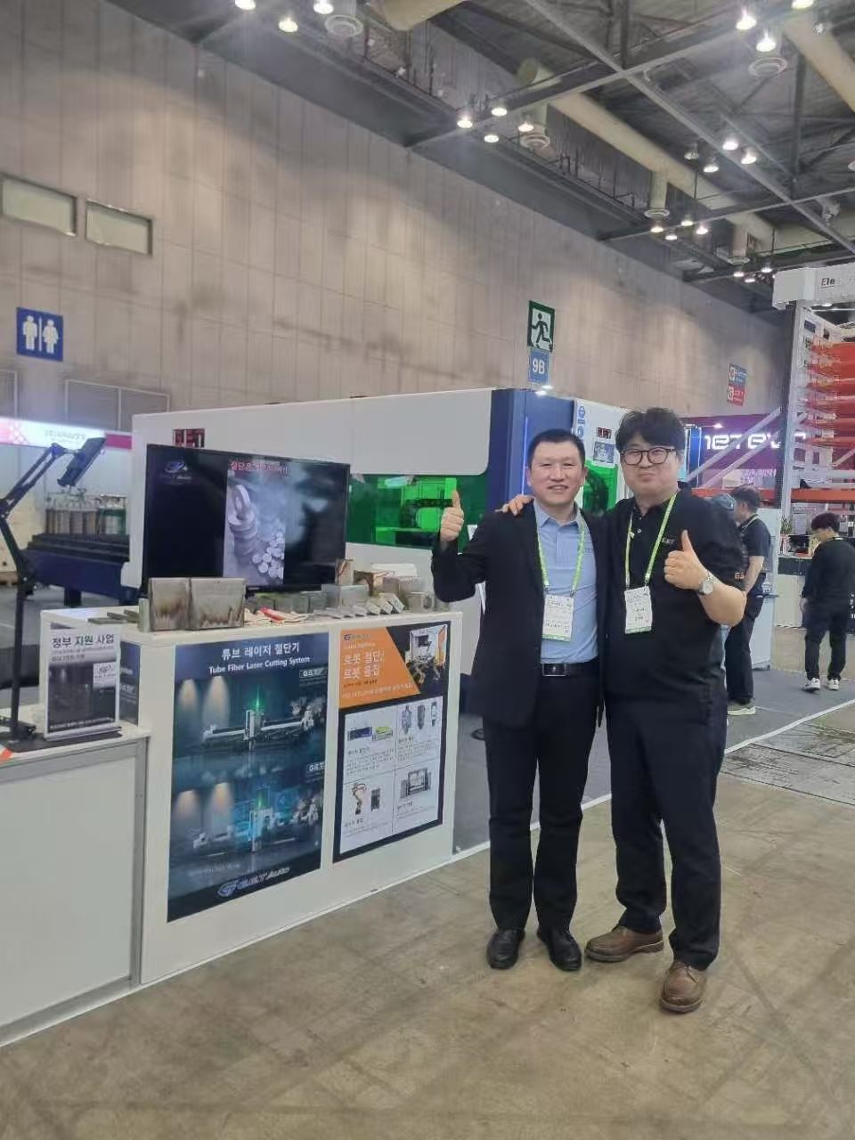 Hua Lu Tube Fiber Laser Cutting System display at SIMTOS..jpg